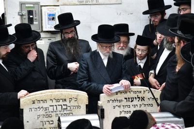 האדמו"ר מסערט ויזניץ בתפילה על ציון אביו זצ"ל