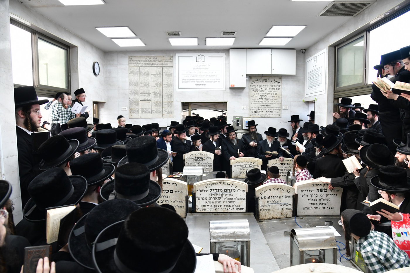 האדמו"ר מסערט ויזניץ בתפילה על ציון אביו זצ"ל