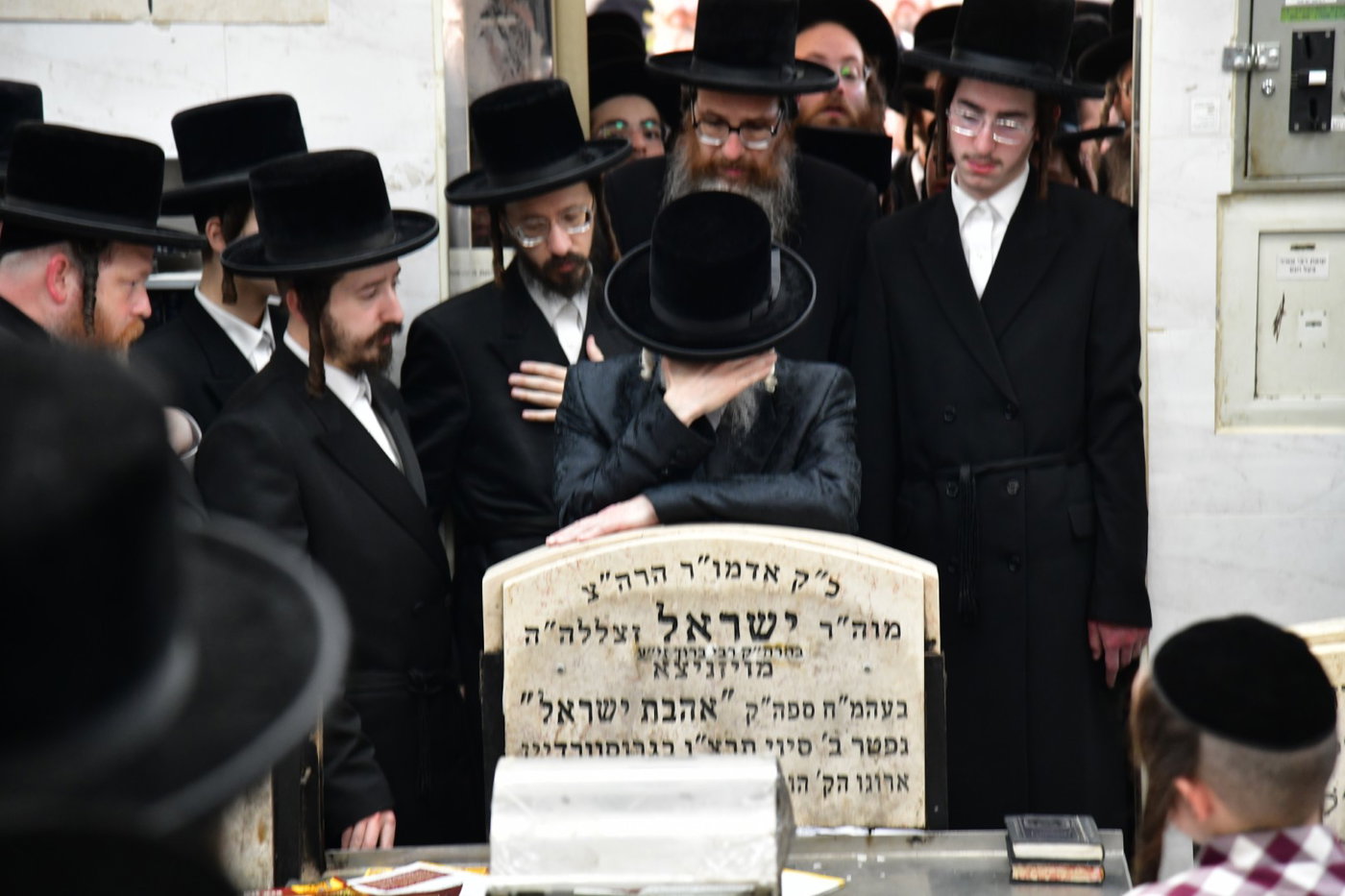 האדמו"ר מסערט ויזניץ בתפילה על ציון אביו זצ"ל