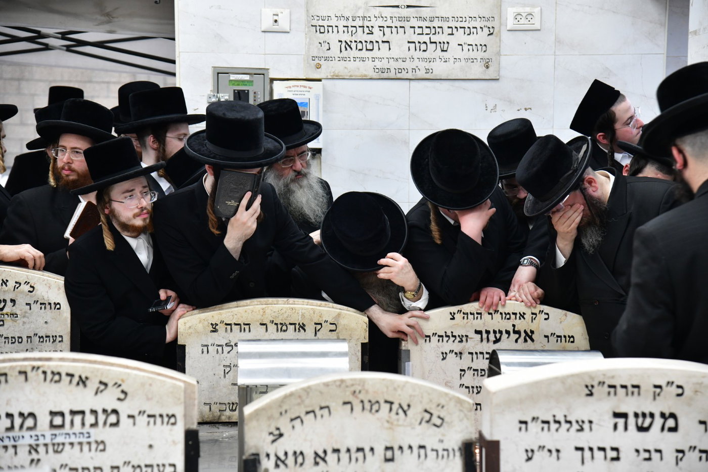 האדמו"ר מסערט ויזניץ בתפילה על ציון אביו זצ"ל