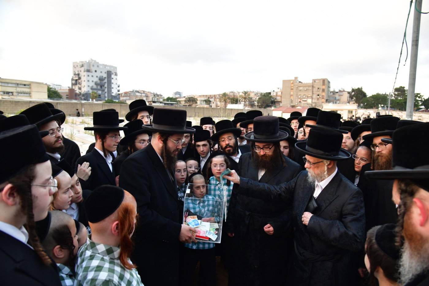 האדמו"ר מסערט ויזניץ בתפילה על ציון אביו זצ"ל