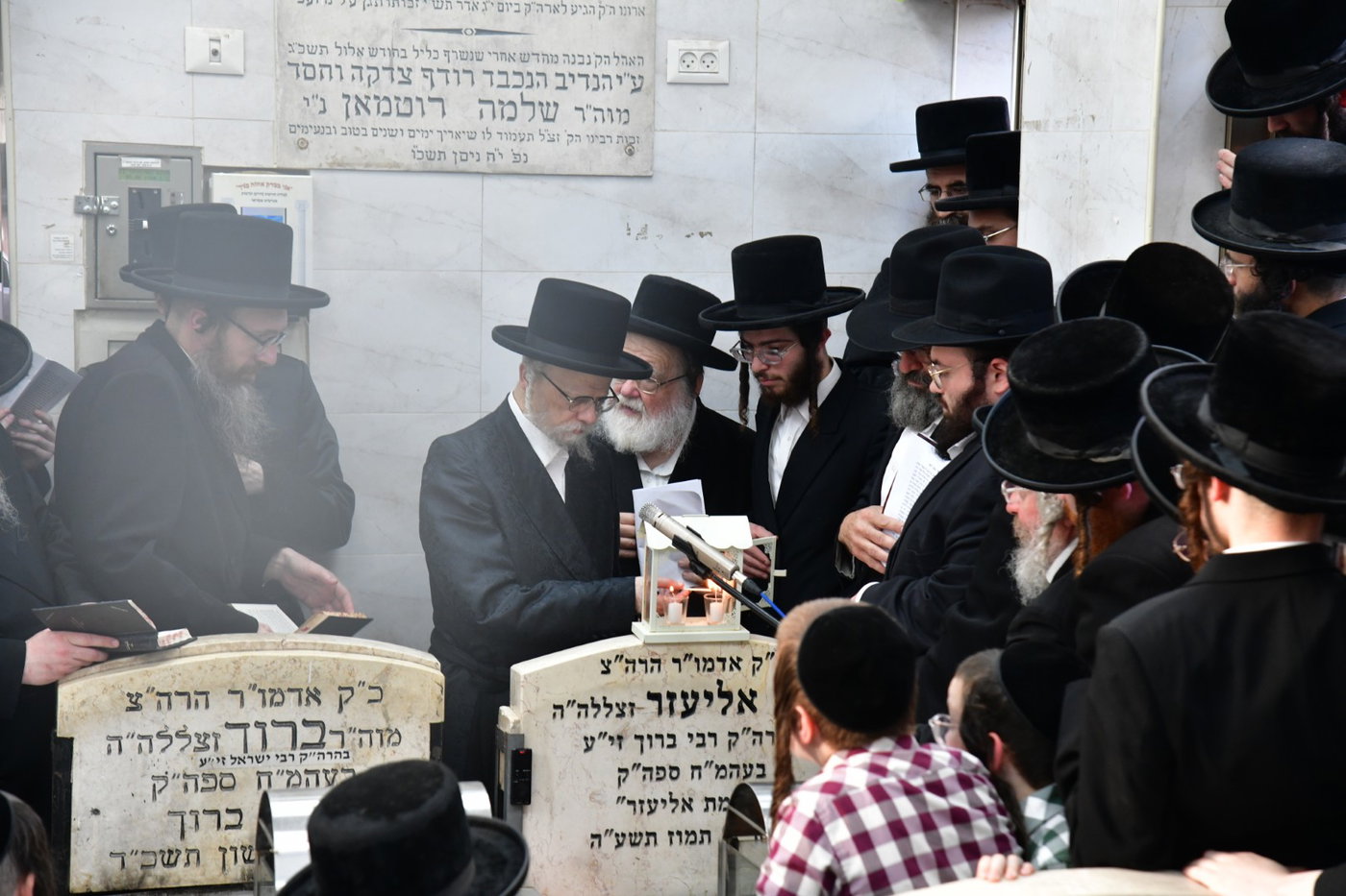 האדמו"ר מסערט ויזניץ בתפילה על ציון אביו זצ"ל