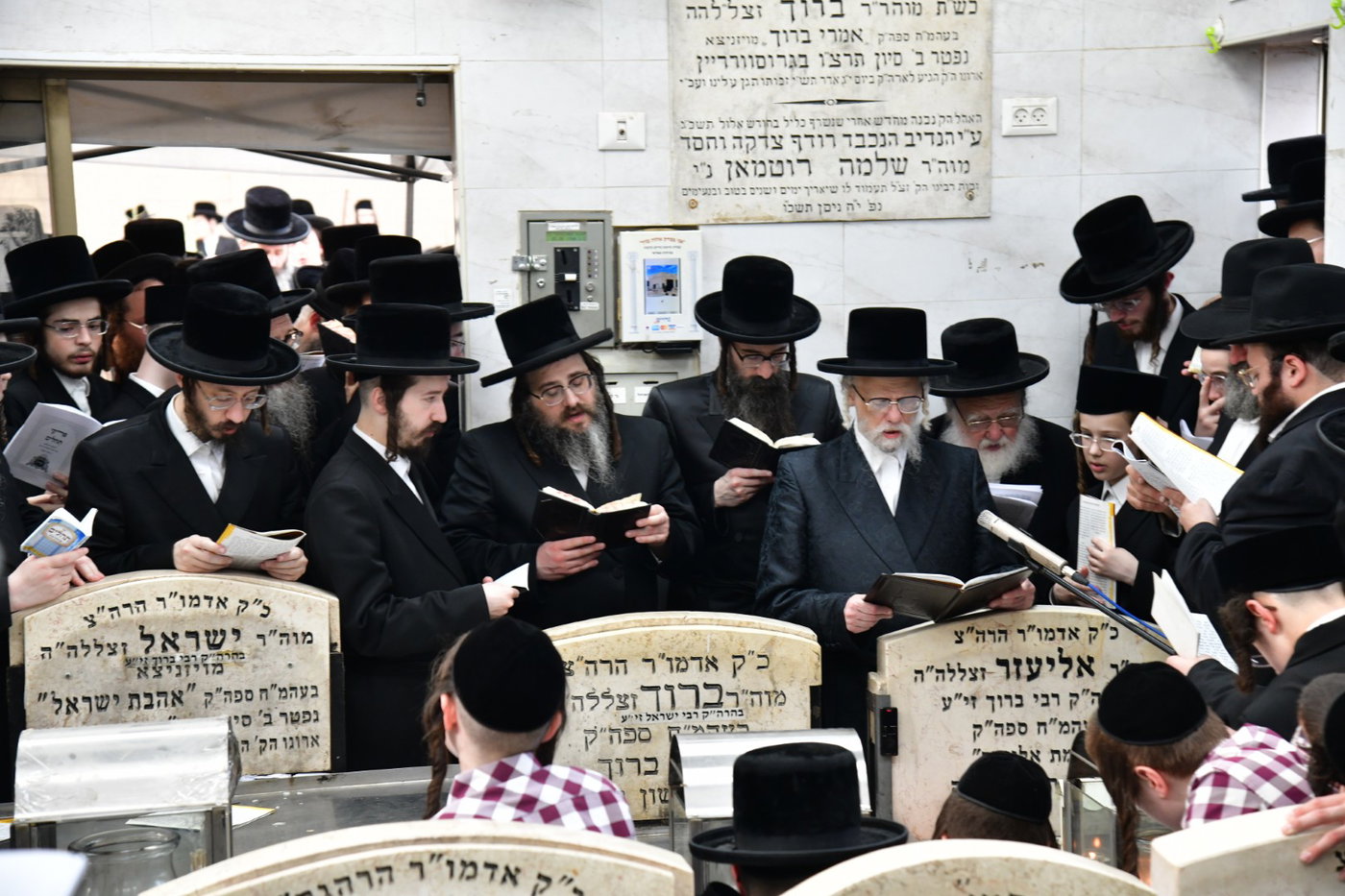 האדמו"ר מסערט ויזניץ בתפילה על ציון אביו זצ"ל
