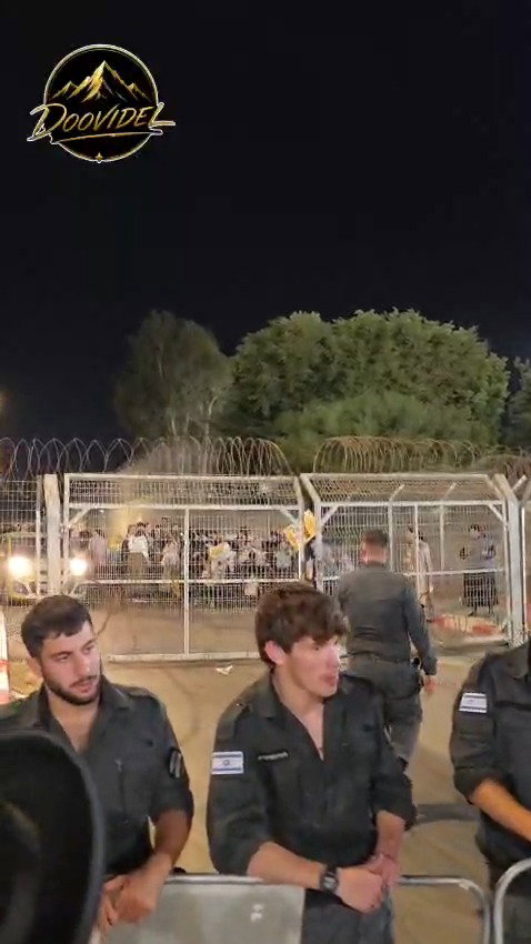 הנשים בתוך הכלא