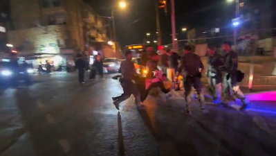 ההפגנה הלילית הקבועה: מפגינים חסמו את הרכבת הקלה בירושלים | תיעוד