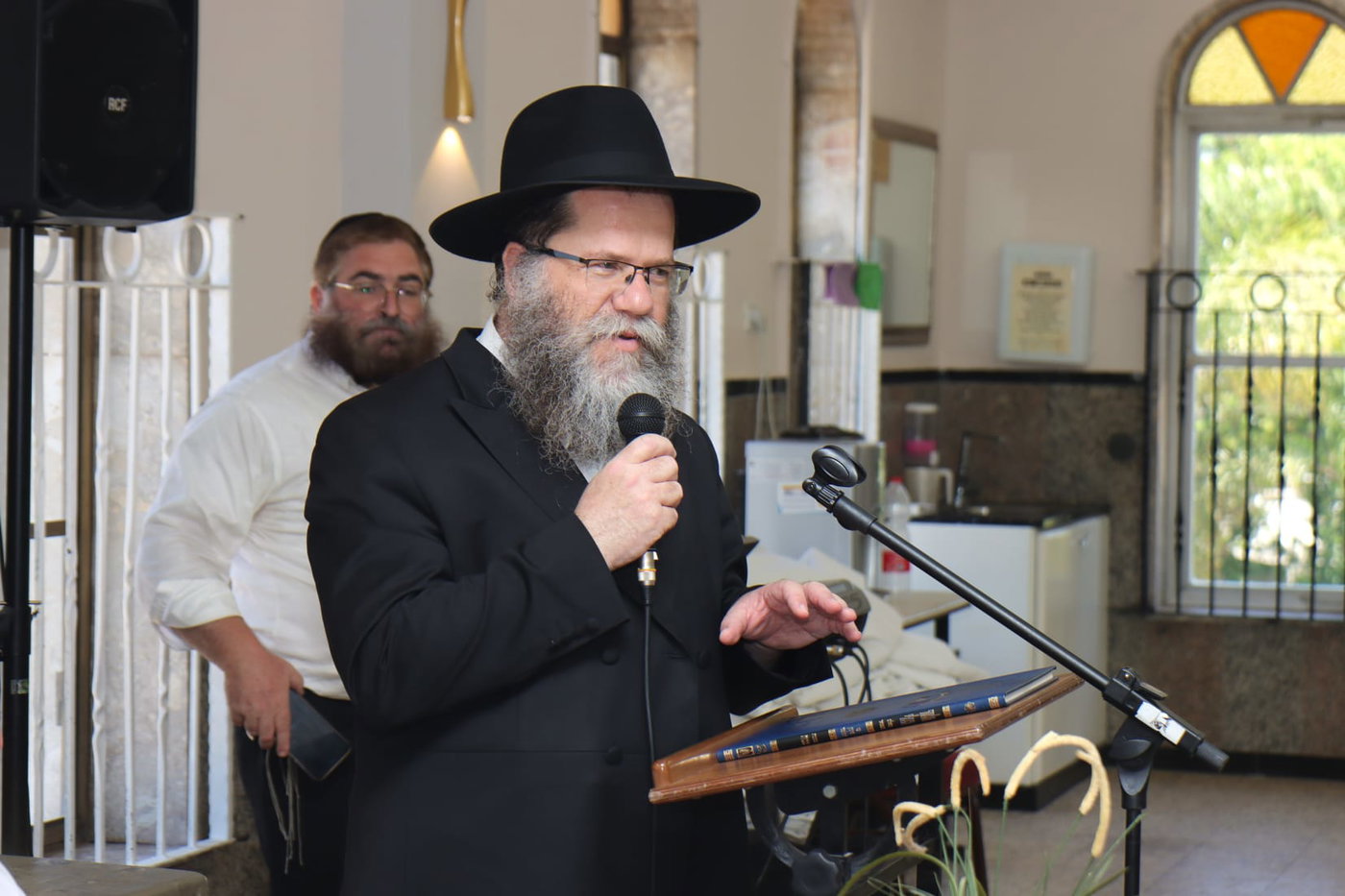 הגה"ח רבי מאיר אשכנזי נואם בסיום מסכת בבית מנחם 