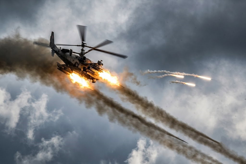 Ka-52 יורה רקטות בתרגיל