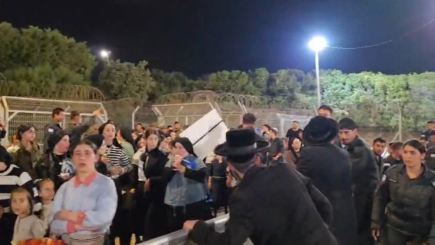 המחאה החריגה מחוץ לכלא 10