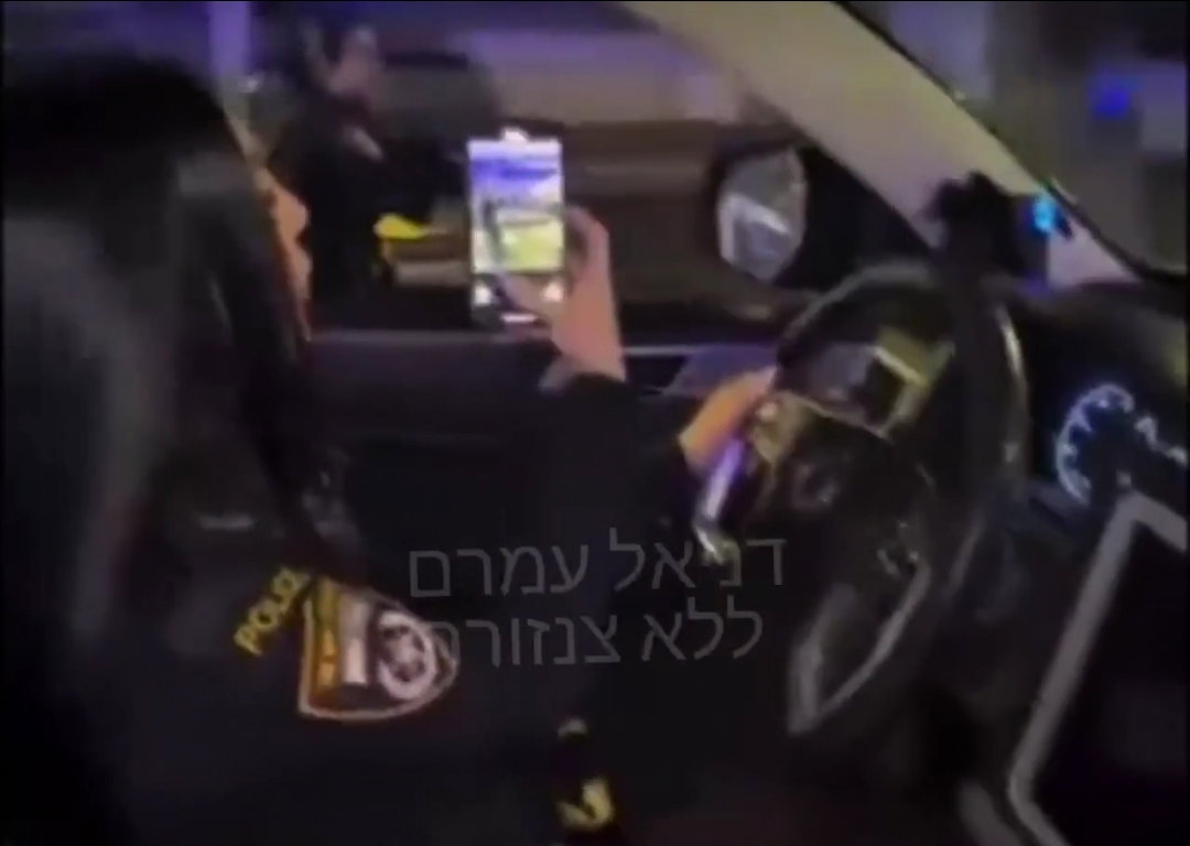 מזעזע: שוטרת תועדה נוהגת תוך כדי צילום בסמארטפון; חברתה רכבה ללא קסדה