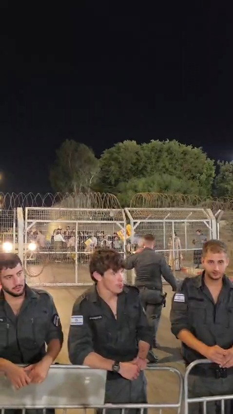 הנשים בתוך הכלא