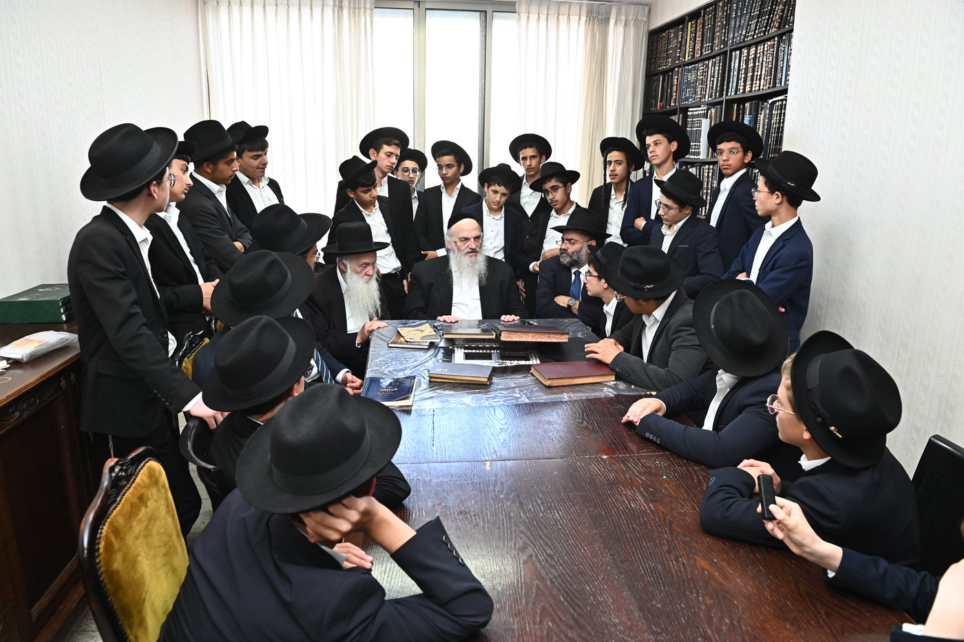 ילדי סוכת דוד אצל גדולי ישראל בב"ב