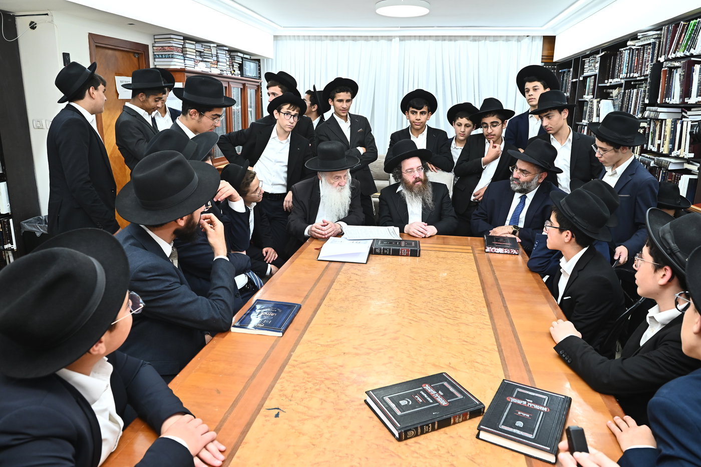 ילדי סוכת דוד אצל גדולי ישראל בב"ב