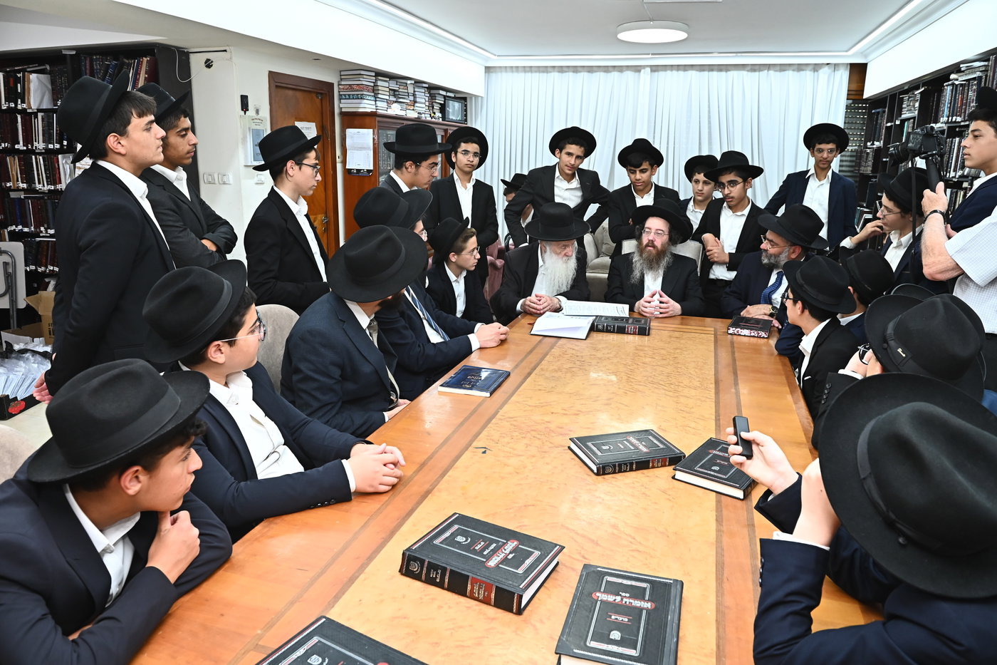 ילדי סוכת דוד אצל גדולי ישראל בב"ב