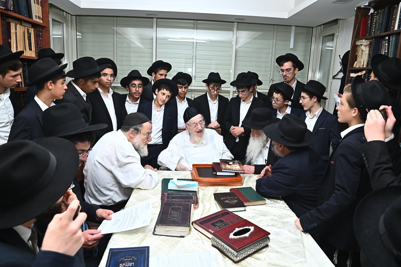 ילדי סוכת דוד אצל גדולי ישראל בב"ב