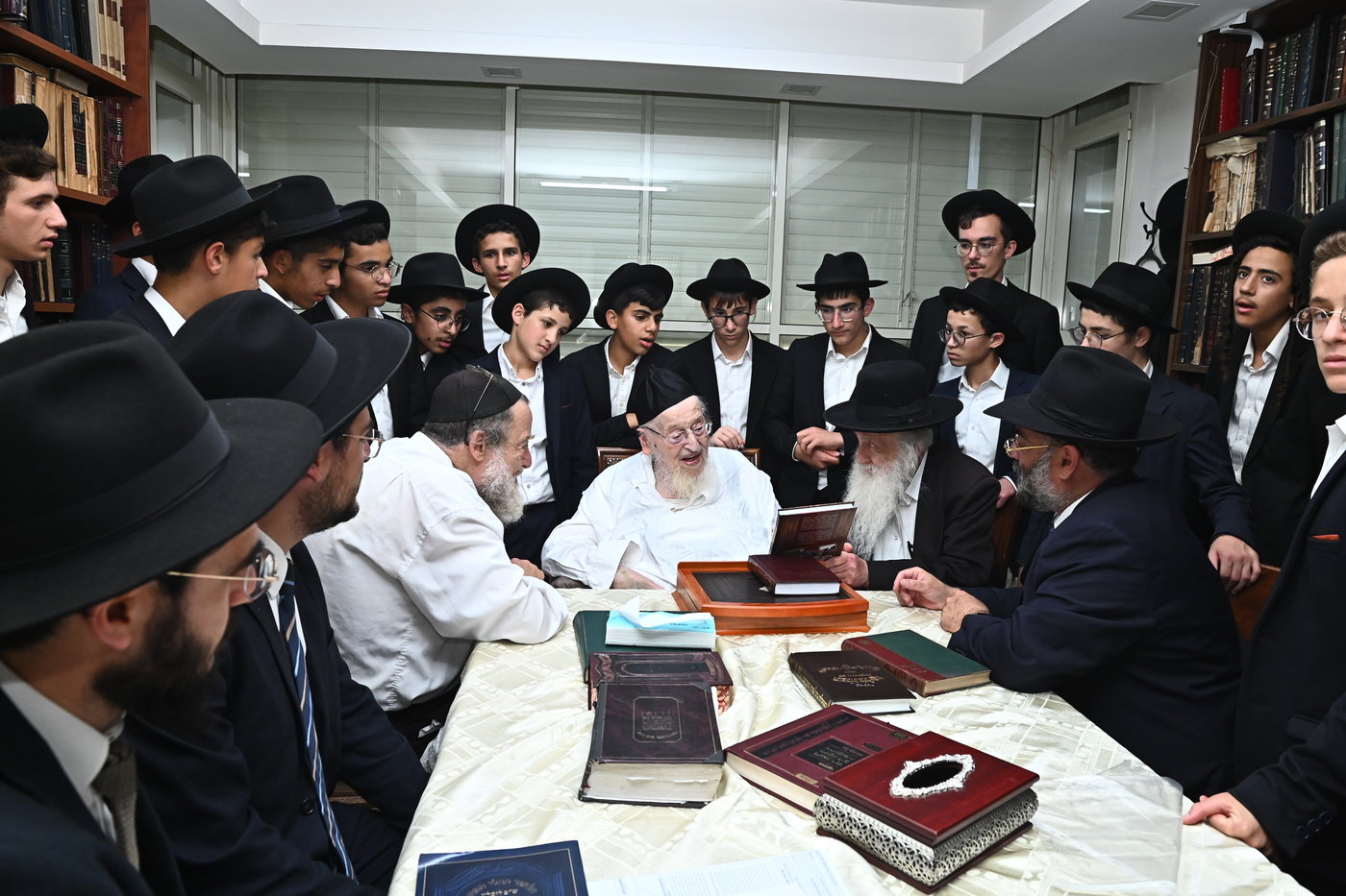 ילדי סוכת דוד אצל גדולי ישראל בב"ב