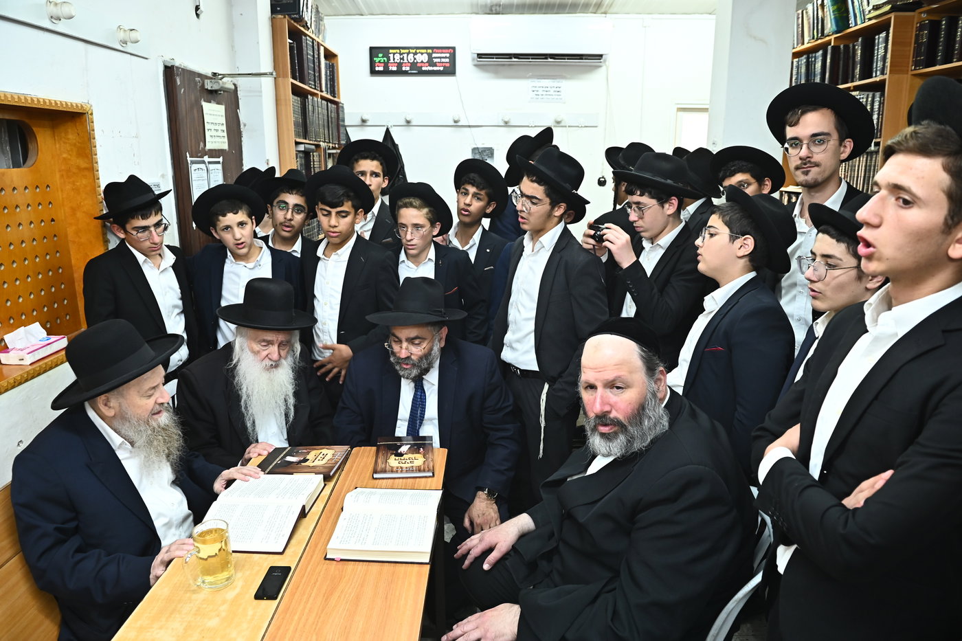ילדי סוכת דוד אצל גדולי ישראל בב"ב