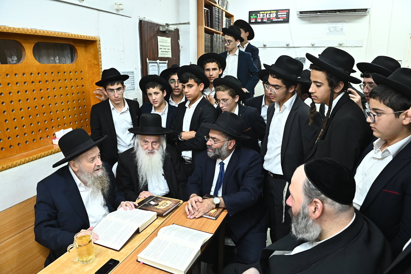 ילדי סוכת דוד אצל גדולי ישראל בב"ב