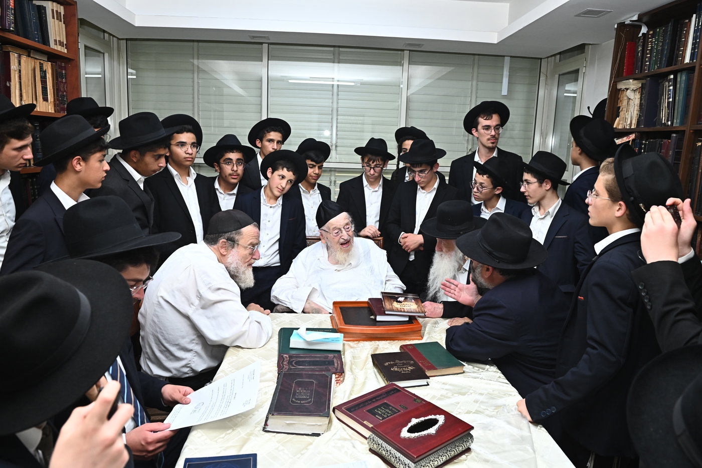 ילדי סוכת דוד אצל גדולי ישראל בב"ב