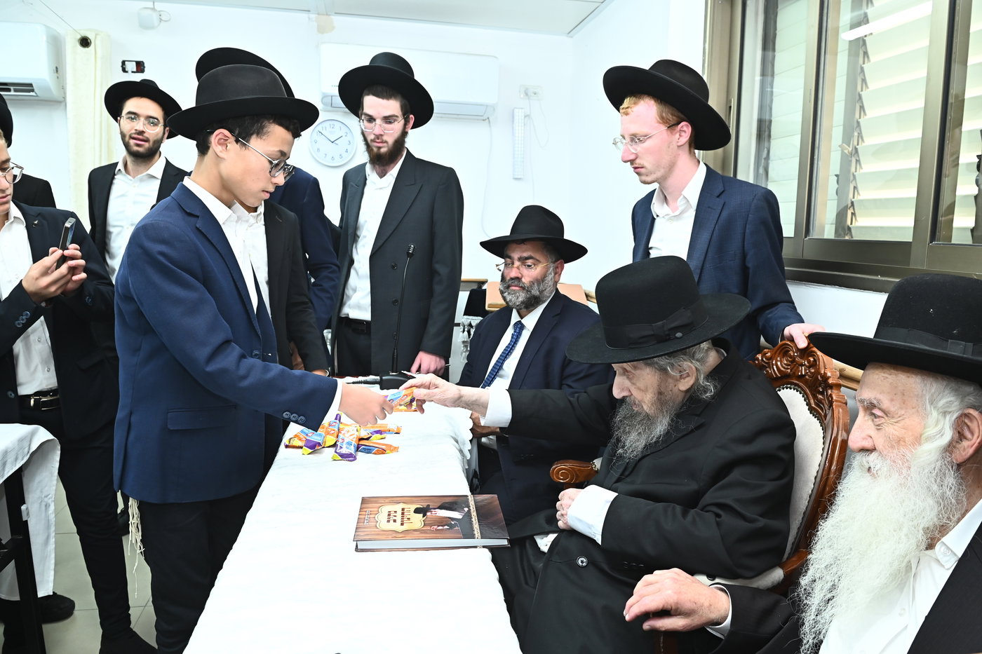 ילדי סוכת דוד אצל גדולי ישראל בב"ב