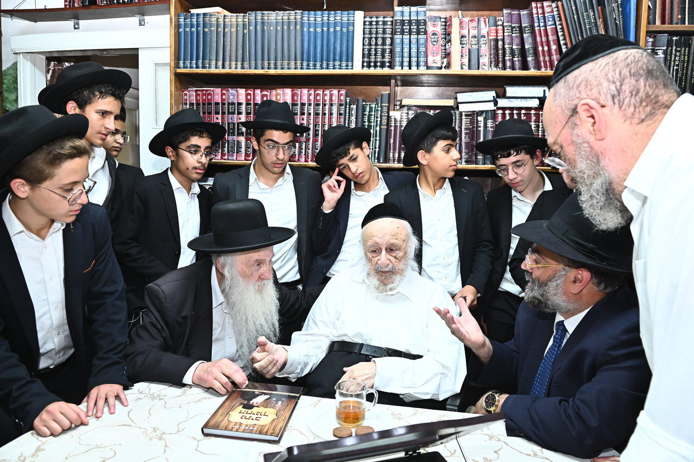ילדי סוכת דוד אצל גדולי ישראל בב"ב
