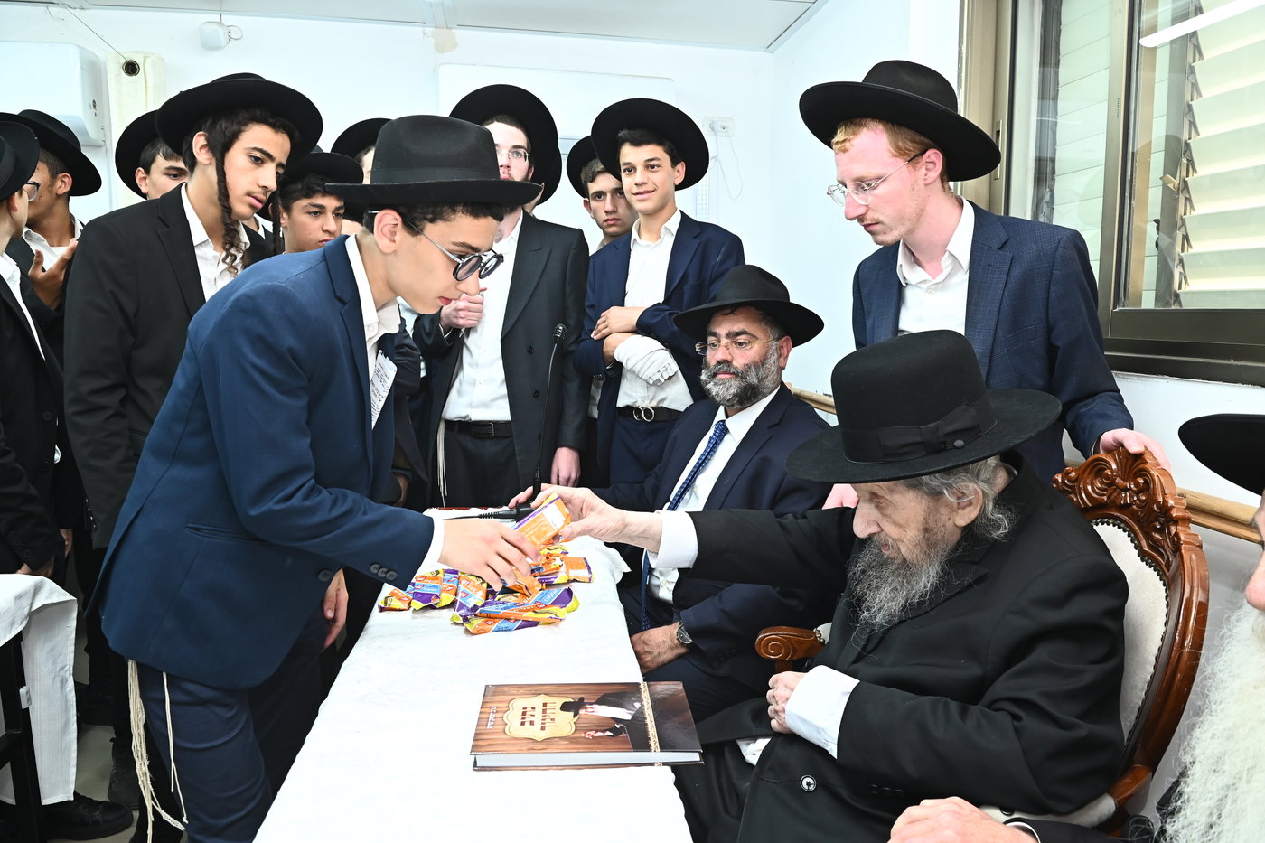 ילדי סוכת דוד אצל גדולי ישראל בב"ב