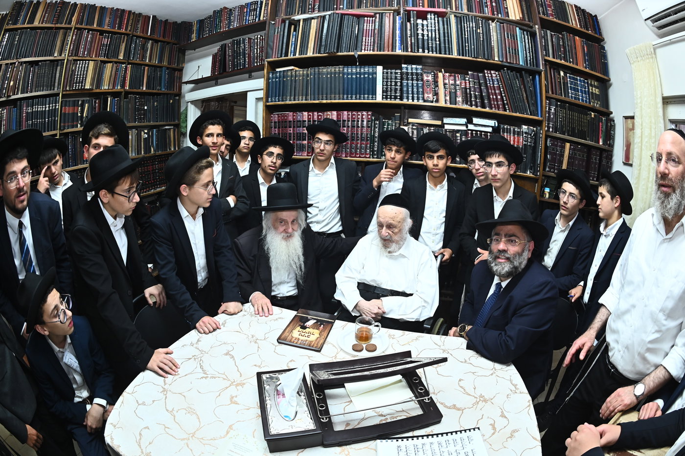 ילדי סוכת דוד אצל גדולי ישראל בב"ב