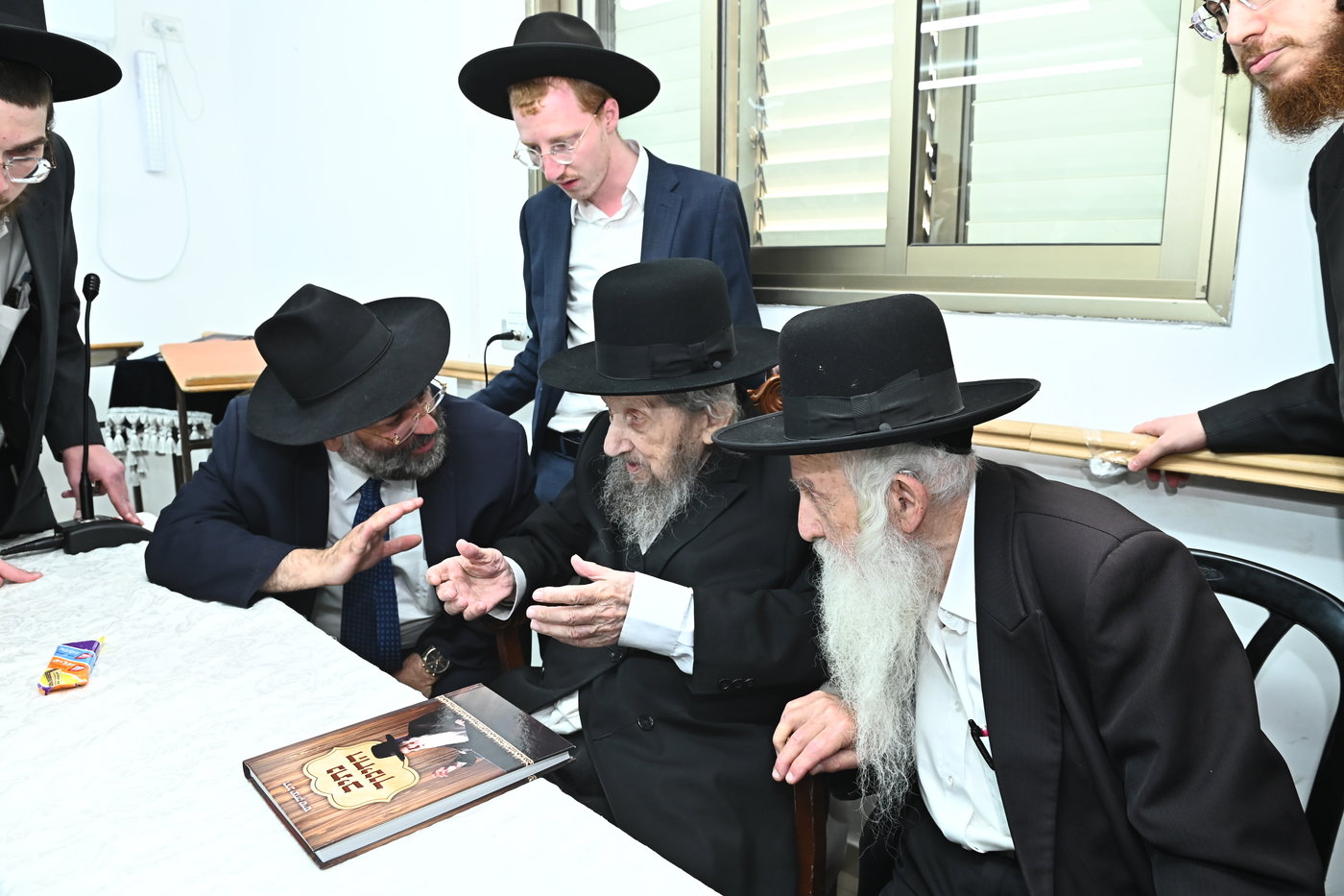 ילדי סוכת דוד אצל גדולי ישראל בב"ב