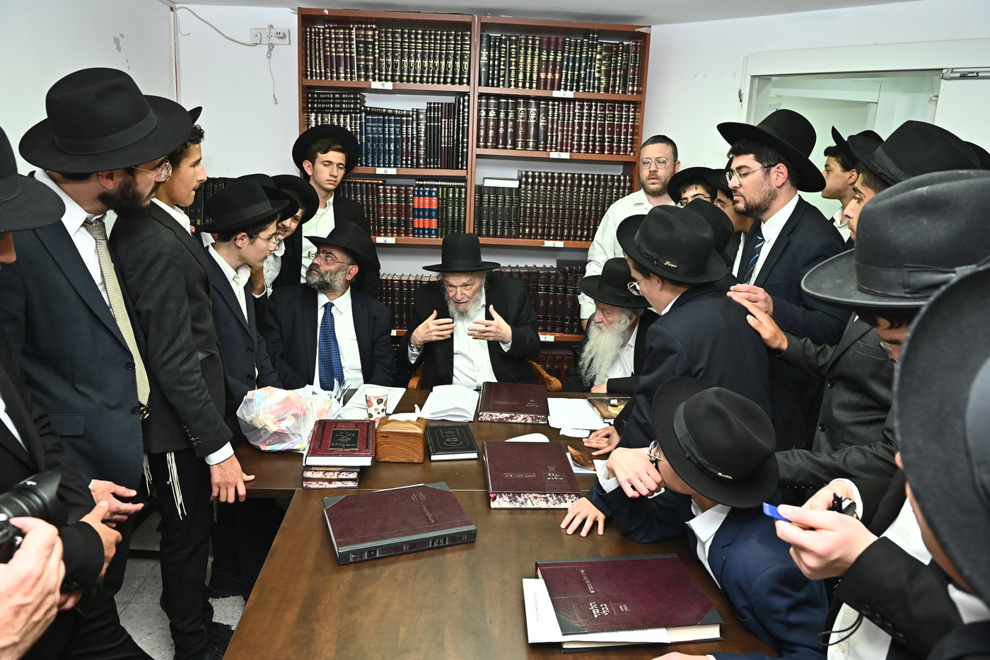 ילדי סוכת דוד אצל גדולי ישראל בב"ב