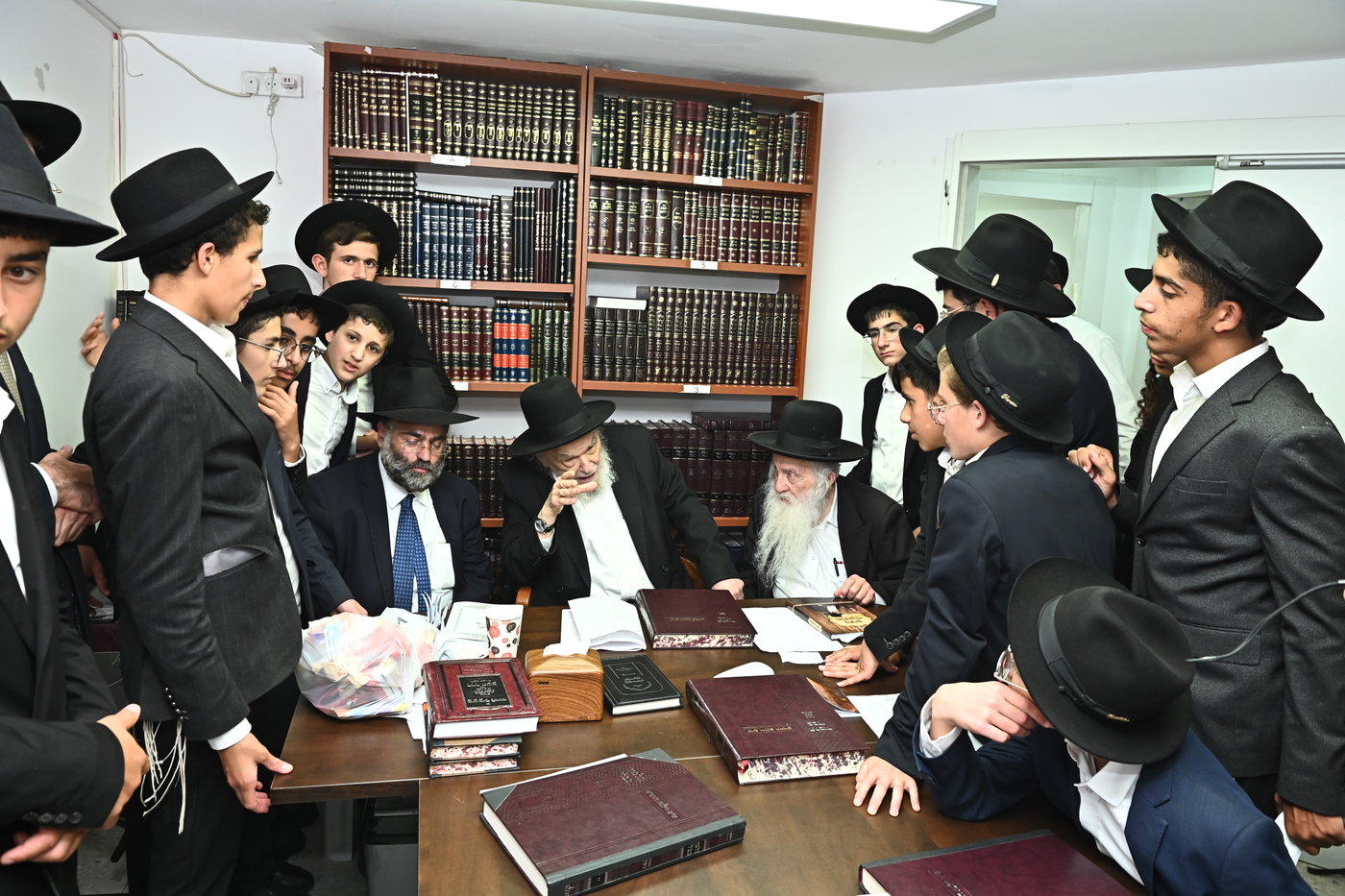 ילדי סוכת דוד אצל גדולי ישראל בב"ב
