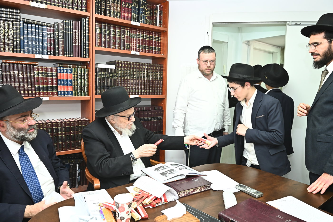 ילדי סוכת דוד אצל גדולי ישראל בב"ב
