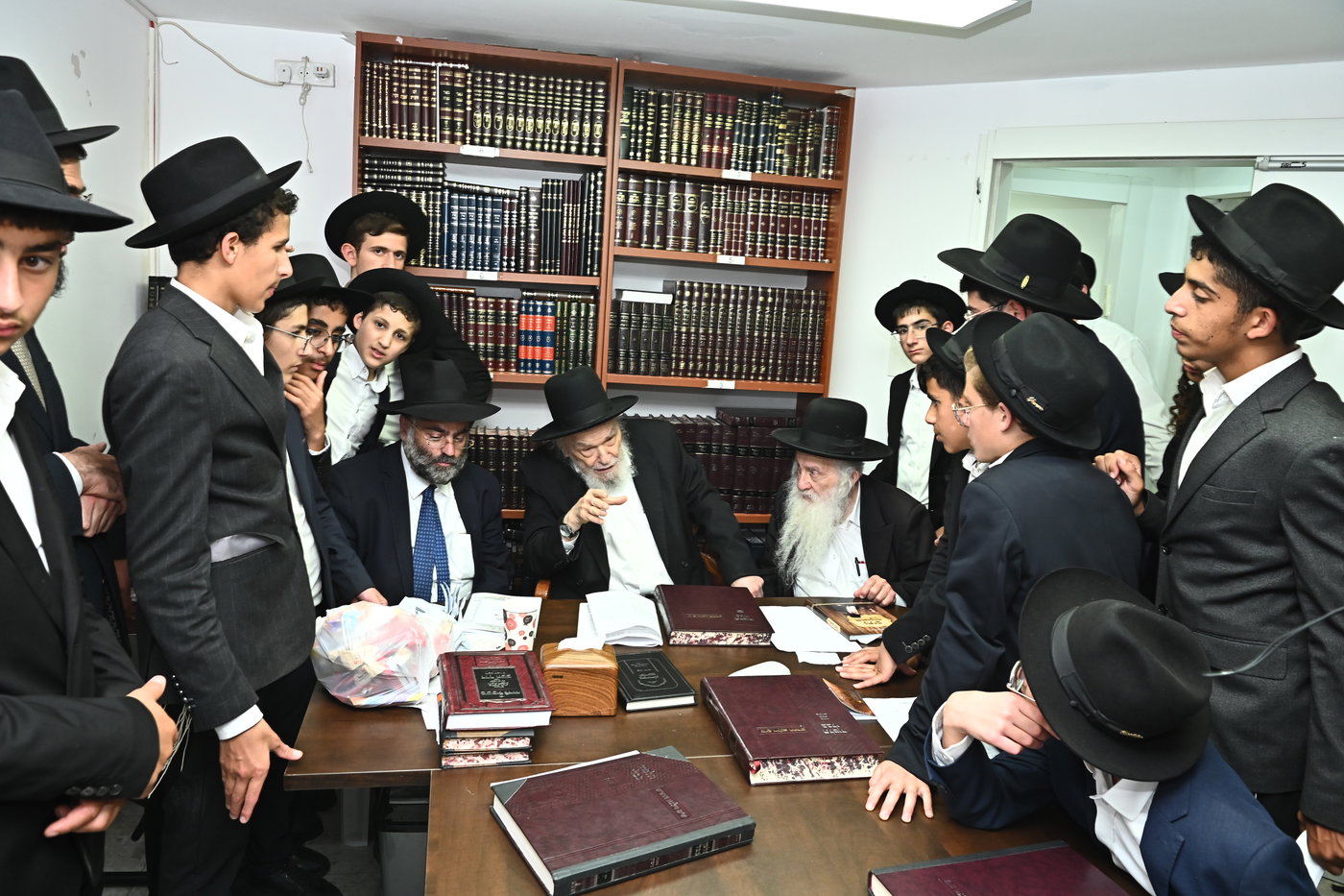 ילדי סוכת דוד אצל גדולי ישראל בב"ב