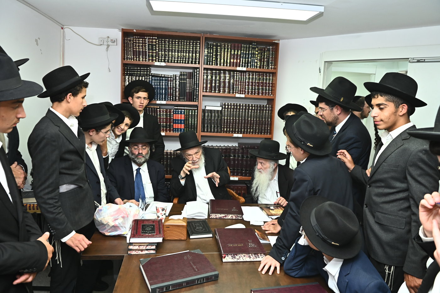ילדי סוכת דוד אצל גדולי ישראל בב"ב
