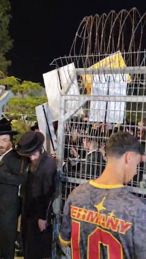 המחאה החריגה מחוץ לכלא 10