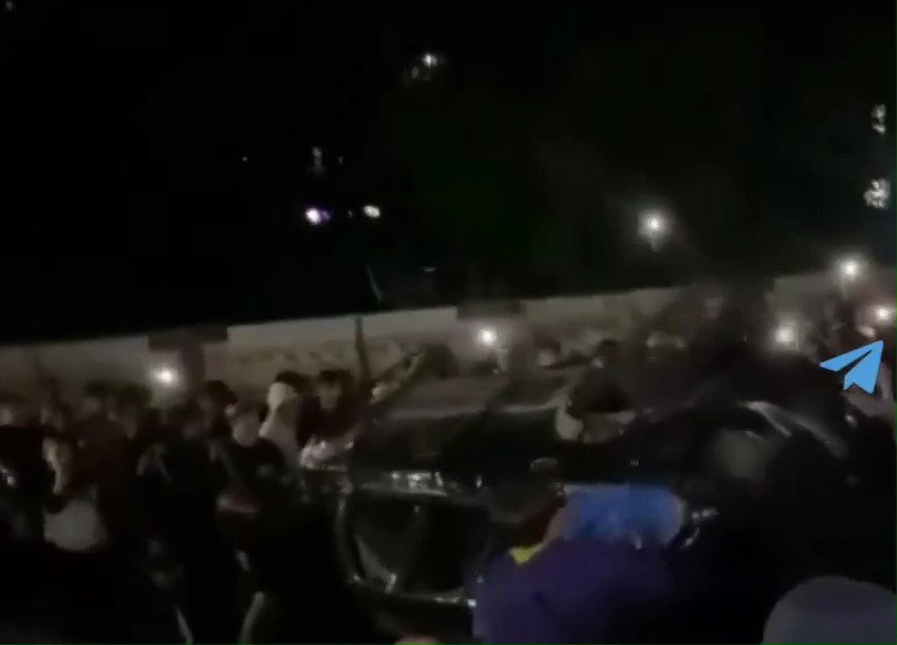 אוקראינה - המון זועם הפך רכב צבאי
