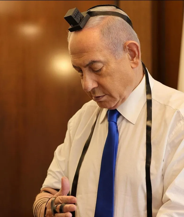 נתניהו מניח את התפילין של מושיקו דבינו הי"ד
