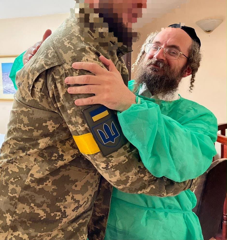 הנהג שמע ברדיו מה קורה בעיר ועצר את הנסיעה; המוהל החרדי לא ויתר