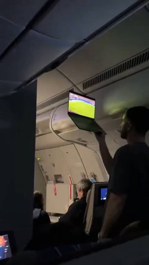 ויראלי: נוסע רכש חיבור לאינטרנט במטוס כדי לצפות במשחק - זה מה שקרה בטיסה | צפו