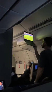 הנוסע שהפך לשדרן לכל הנוסעים