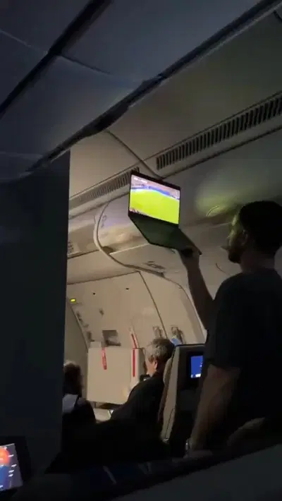 הנוסע שהפך לשדרן לכל הנוסעים