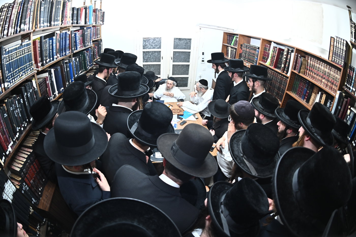 בחורי נדבורנה אצל הגר"ד לנדו