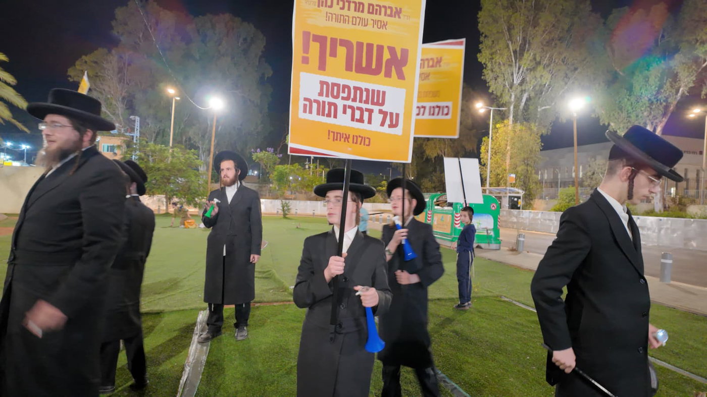 המחאה החריגה מחוץ לכלא 10