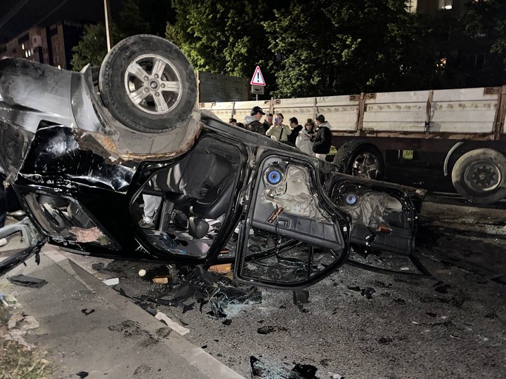 אוקראינה - המון זועם הפך רכב צבאי