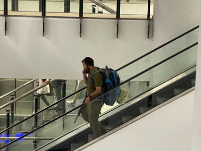 חייל חרדי יורד מדריגות (אילוסטרציה)