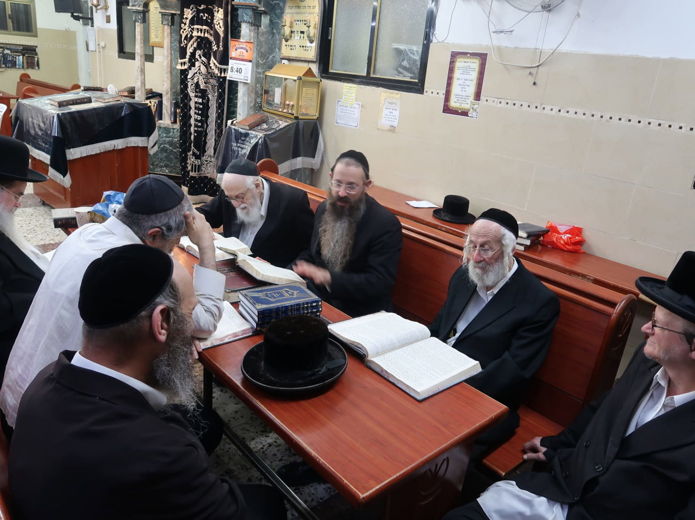 המנוח הרה"ח ר' זאב רוזנפלד, עם הרה"ח ר' בצלאל דים ז"ל שנפטר החודש, בשיעור בביהמ"ד מאקאווא