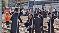 מהומה בירושלים: מפגינים מפילים את הגדרות ומתיישבים על הברזלים