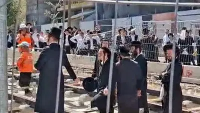 מהומה בירושלים: מפגינים מפילים את הגדרות ומתיישבים על הברזלים