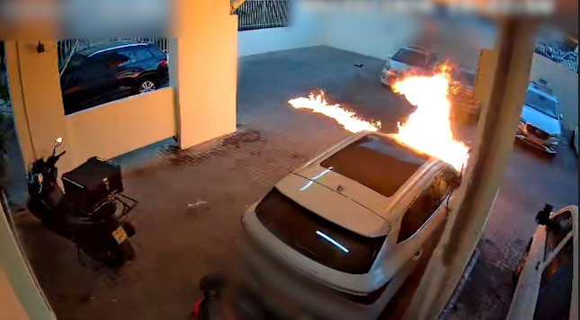 כמו בג'ונגל: מתקרב לרכב היוקרה במרכז, מתיז עליו חומר דליק - ובום | צפו