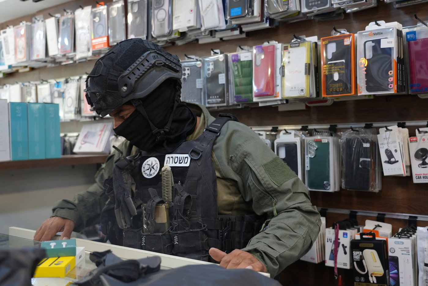 צפו: הגנב שנמלט בין החנויות בקניון בתל אביב - והמעבדה הסודית שנחשפה