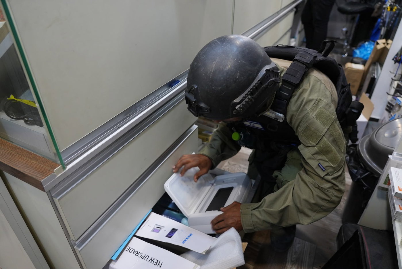 צפו: הגנב שנמלט בין החנויות בקניון בתל אביב - והמעבדה הסודית שנחשפה