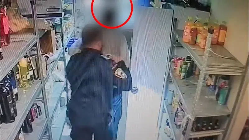 לא ציפה לזה: מרוקן מדפים מהחנות בתל אביב, ואז מופיע השוטר | צפו